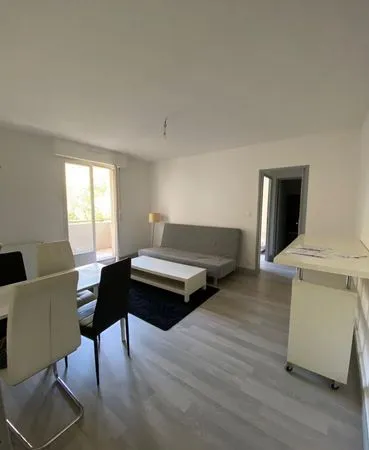 Loue appartement T2 meublé avec garage, 45 M2 en plein centre de Nîmes
