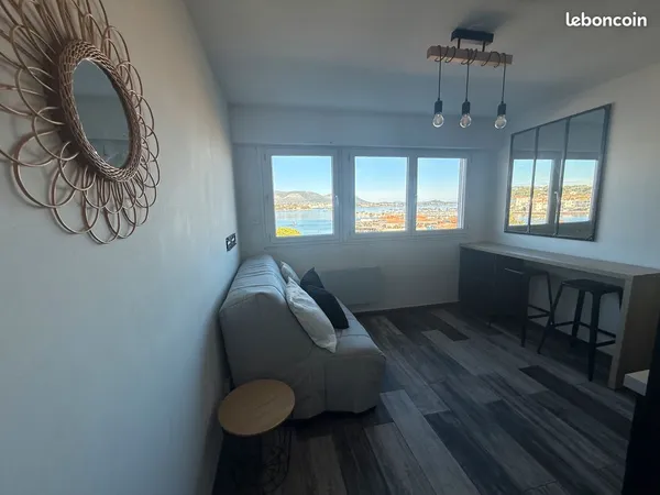 Studio meublé à louer à l'année avec vue mer