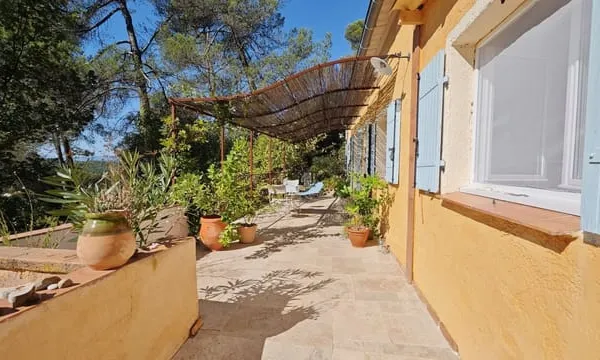 Propriété avec dépendances et vue montagne à Barjols