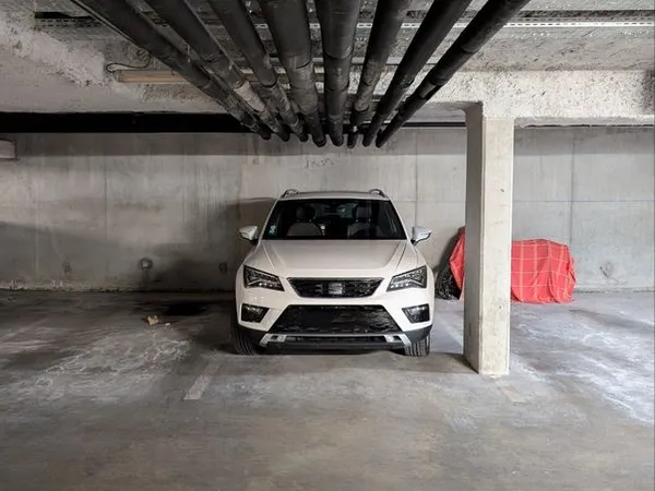 Place de parking bas cenon