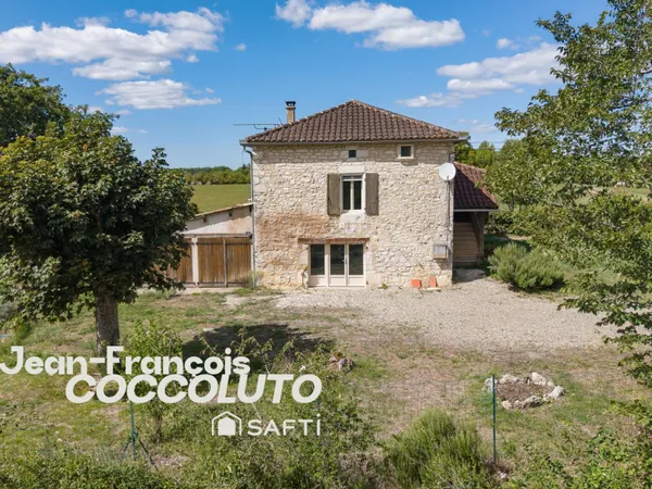 Maison ancienne en pierre de 65 m² avec deux chambres, garage, cave et jardin arboré