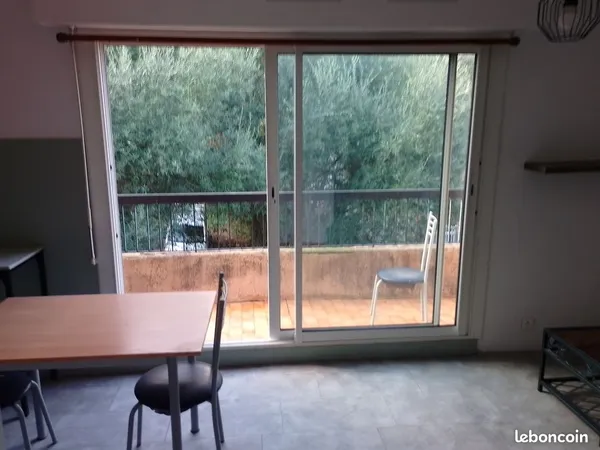 Vend studio 27 mètres carrés très proche de l'hôpital