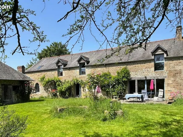 Longère de caractère sur grand terrain de 3 500 m² - exceptionnel à Fougères