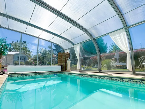 Maison individuelle 147 m² - 4 chambres - Terrain 990 m² - Piscine couverte et chauffée