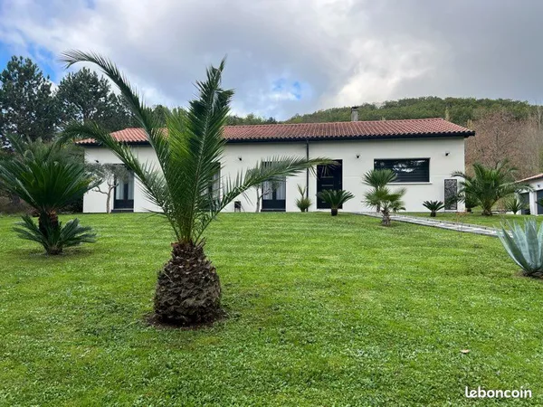 Maison de plain pied 160m2 en L Cadre privilégié avec dépendances