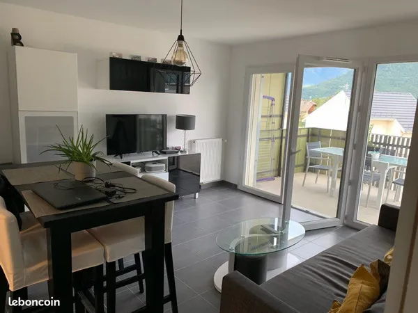 T2 meublé lumineux avec balcon-terrasse - gilly-sur-isère