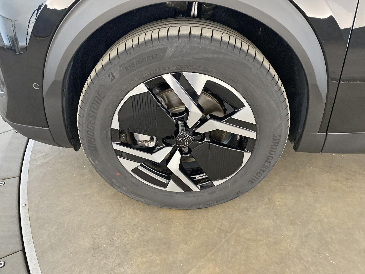 Peugeot 2008 hybrid 145 ch e-dcs6 allure — photo 11