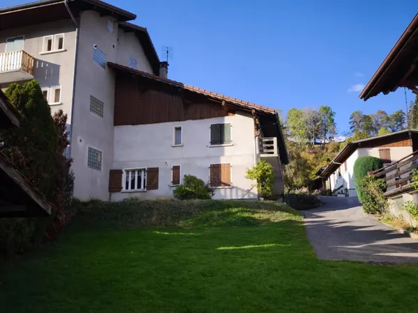 Grande maison mitoyenne à rénover