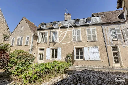 Maison 10 pièces 300 m²