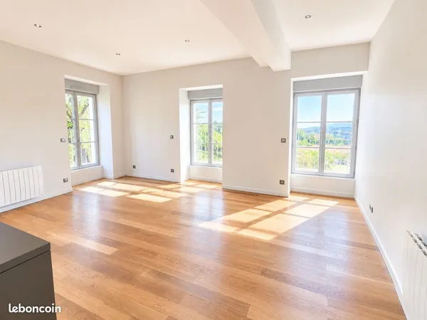 T3 dans château de La Buisse au coeur d'un parc arboré