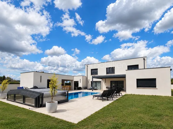 Maison 10 pièces 256 m²