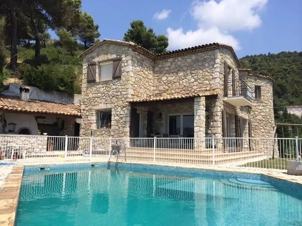 Villa avec piscine et 3 garage.