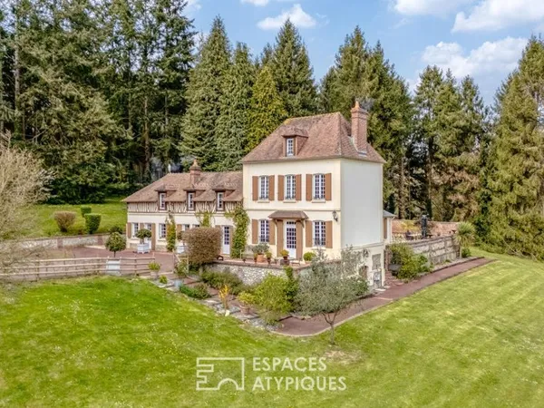 Ensemble immobilier rénové : maison de Maître et ses dépendances à colombages