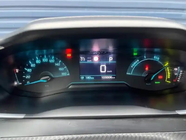 Peugeot 2008 e- 136ch style — photo 15