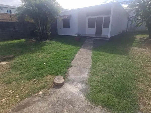 A louer 1 maison avec 2 chambres, grand jardin, endroit calme située à BEL AIR 1