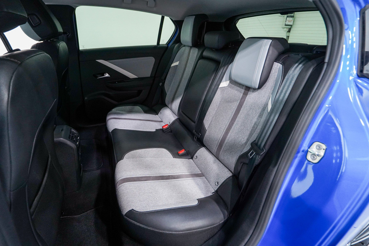 Opel Astra — photo 31