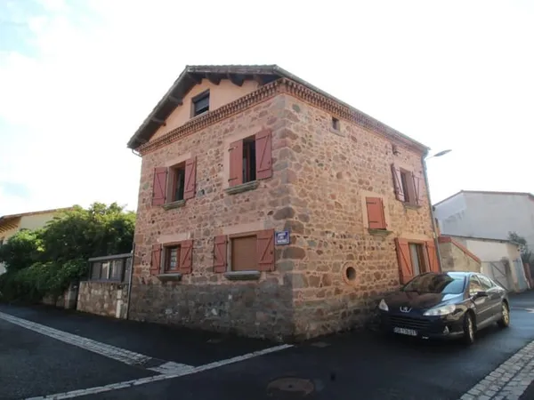 ORBEIL - Maison en pierre de 159 m² avec cour, jardin et véranda