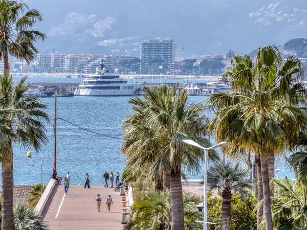 CANNES Palm Beach - Appartement 4 pièces avec vue mer latérale, terrasse, garage et cave