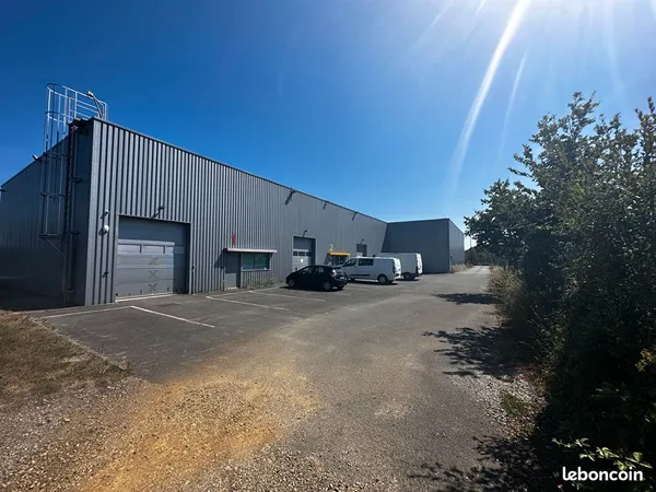 Local 1240 m² VENANSAULT