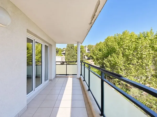 Appartement de type 2 avec terrasse et place de parking priv
