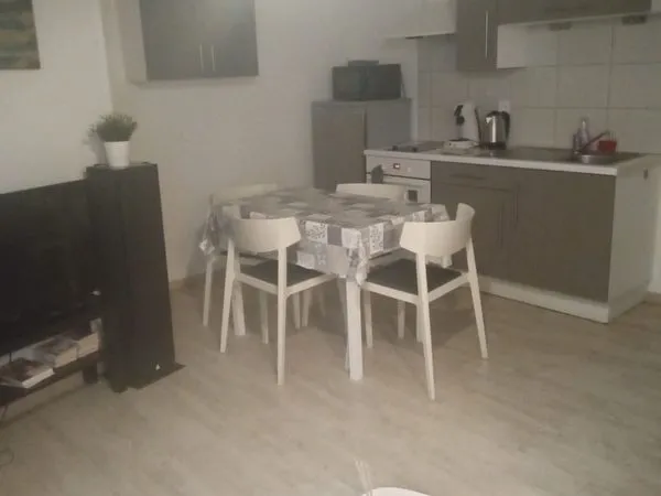 Centre-ville de Vitré, au 22 rue Duguesclin, proche gare, appartement T2 entièrement rénové, équipé,