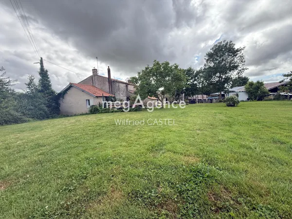 Corps de ferme avec une grange de 450m2 en pierre !