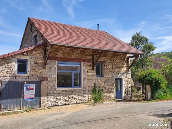 A louer, logement étudiant meublé, au coeur du village de Passy (20 Km au nord de Cluny)