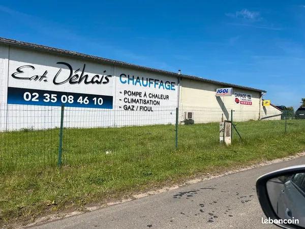 Deux locaux commerciaux à Mesnil Raoul