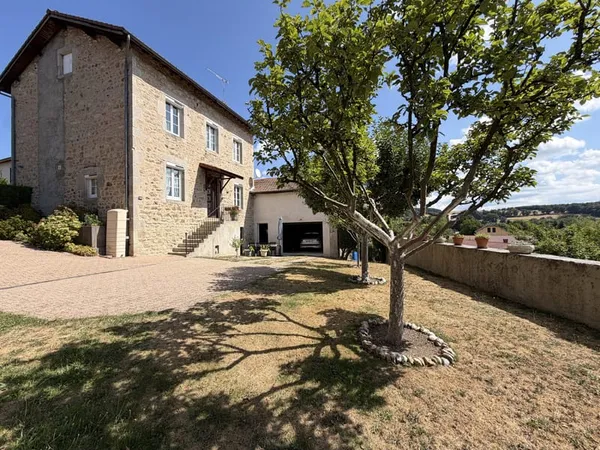 Maison en pierre avec vue dominante