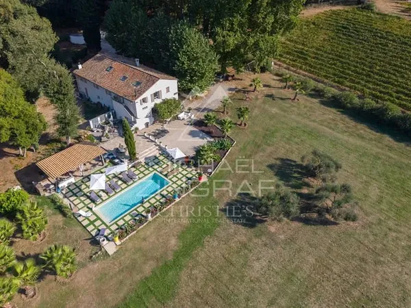 Demeure de caractère avec piscine, 1,3 ha et vue sur les vignobles