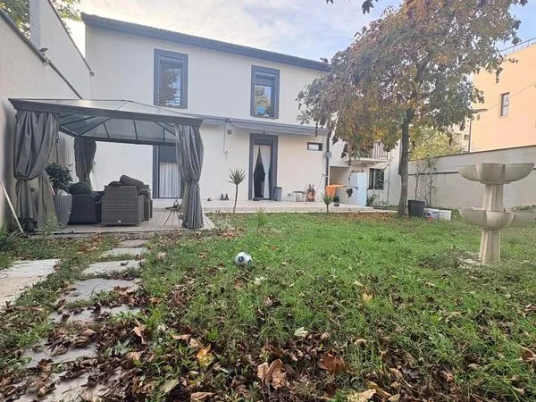 Maison 10 pièces 185 m²