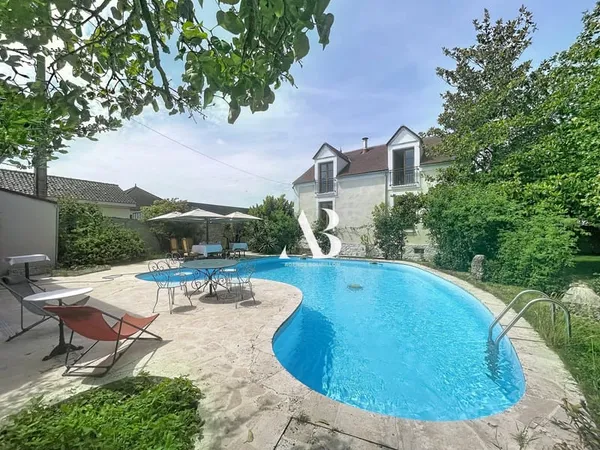 Maison de caractère rénovée de 146 m2 avec piscine chauffée,