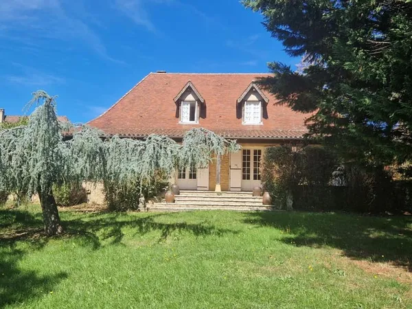 En hauteur, maison périgourdine avec chambre d'hôtes indépendante et garage / atelier
