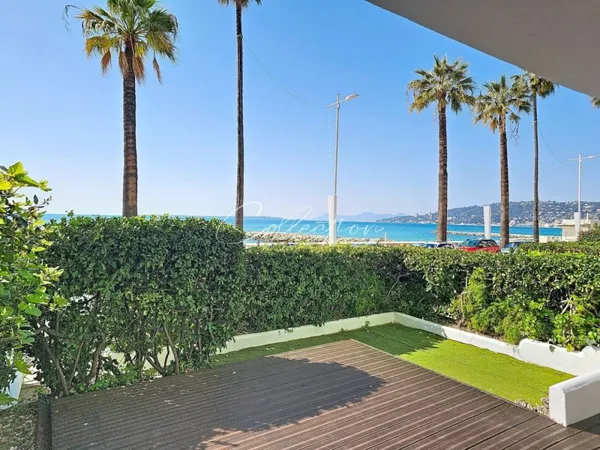 JUAN LES PINS FRONT DE MER GRAND 3 PIECES TERRASSE PARKING
