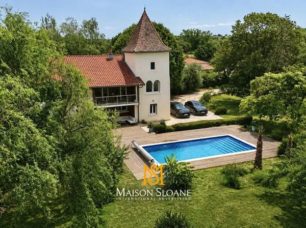Maison rénovée avec piscine chauffée et parc arboré