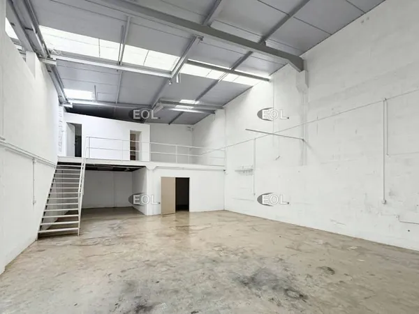 Entrepôt 220 m²