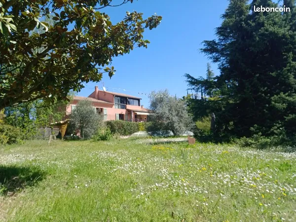 Belle villa avec piscine sur vaste terrain arboré clos