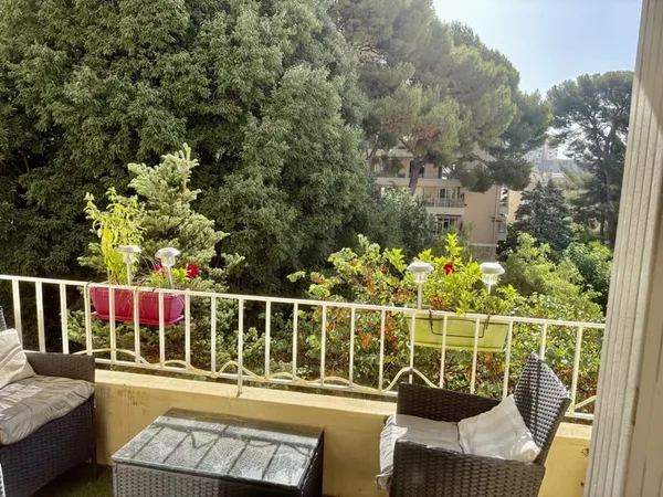 T4 72m2 entièrement rénové avec ascenseur Résidence arborée À deux pas de la gare de Toulon 242000 €