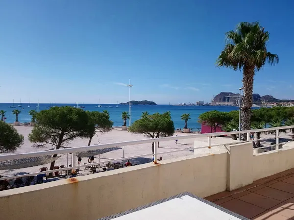 Loue un T2 meublé, Front de Mer, Vue exceptionnelle sur la baie de la Ciotat (13)