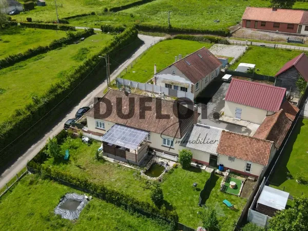 Maison individuelle semi plain-pied avec studio indépendant, garages et nombreuses dépendances à Fre
