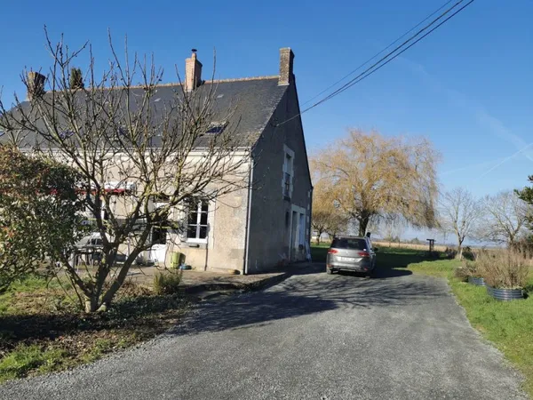 CARRÉ DE FERME AVEC 137HA DE TERRES AGRICOLES