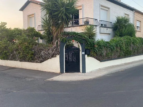 🏡 À VENDRE - BELLE MAISON À AGDE - 450 000 Découvrez cette spacieuse maison offrant de nombreuses po