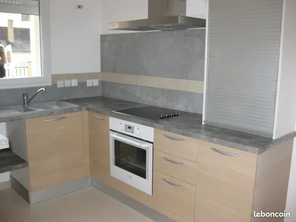 Maison familiale 4 chambres, avec garage et jardin à Restigné