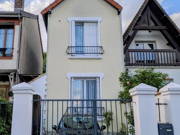 MAISON AVEC UN JARDIN TERRASSE DEPENDANCE ET STATIONNEMENT.