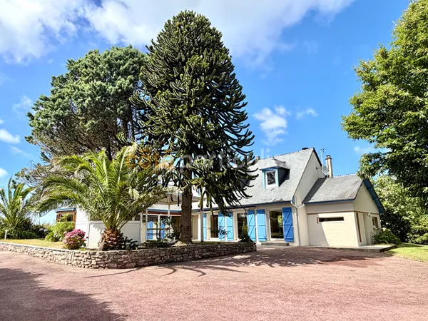 Maison Urville-Nacqueville avec grand terrain et piscine intérieure.