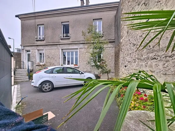 Appartement de 75m², parking fermé grenier cave.