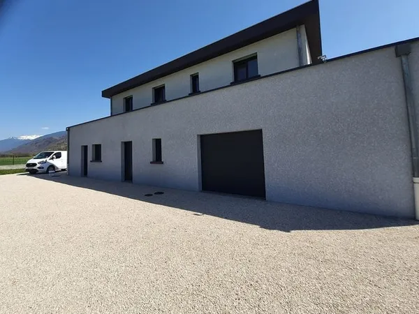 Immeuble mixte Activité / bureaux / logement à AITON (73)