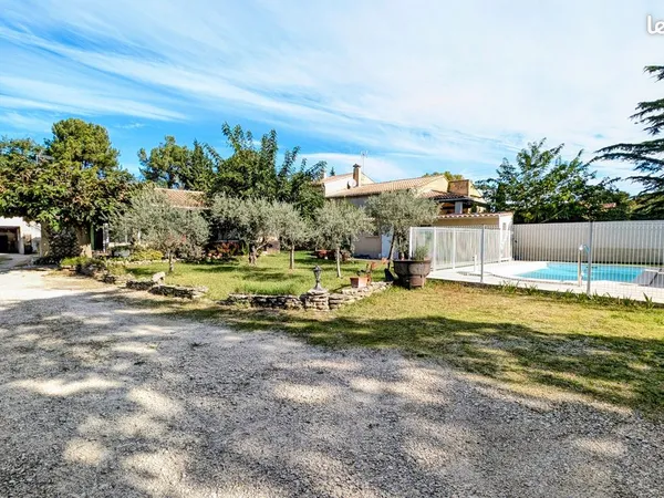 Maison de plain pied avec piscine