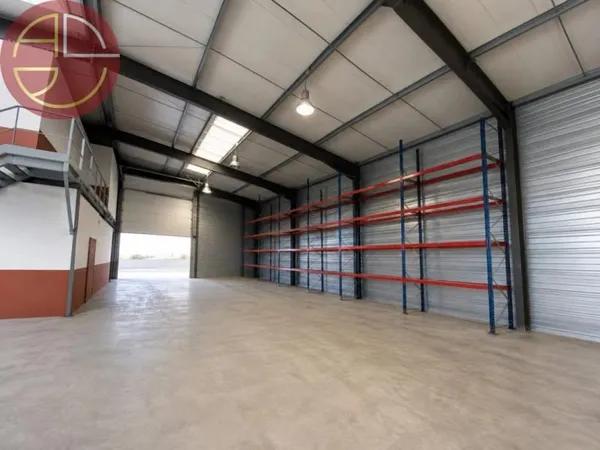 Local 1 pièce 740 m²