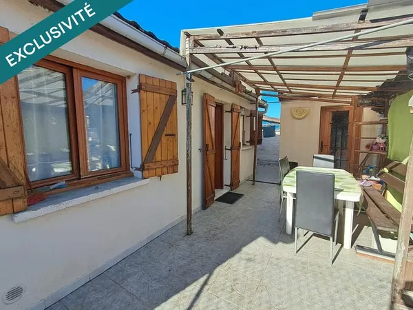 maison mitoyenne de plain pied dans quartier calme, proches commodités avec une cuisine, une salle d